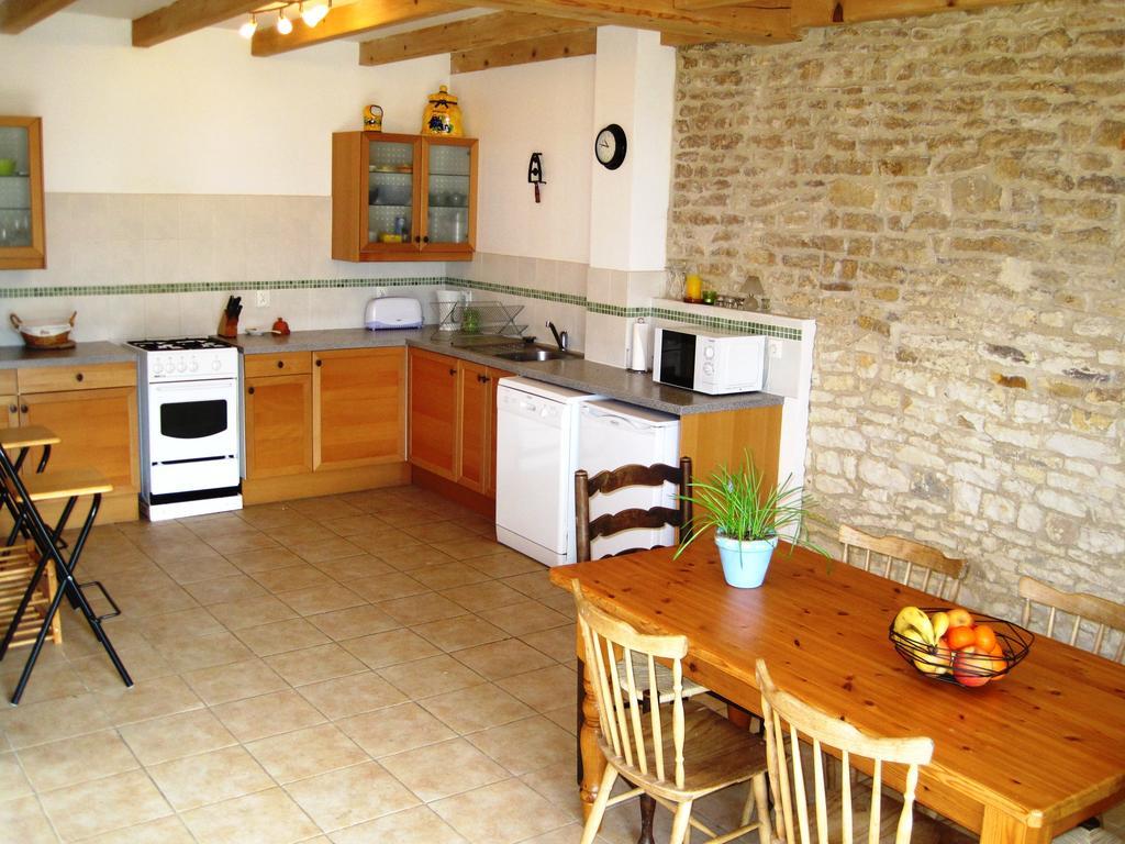 Le Noisetier At Les Hiboux Gites Chef-Boutonne Quarto foto