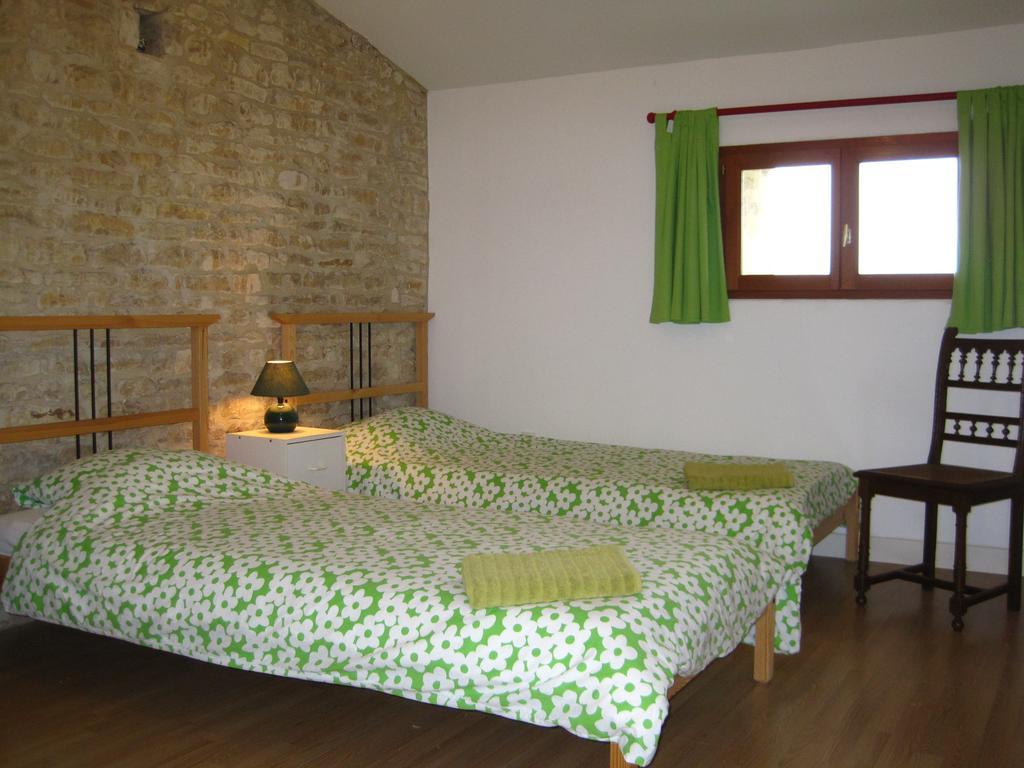 Le Noisetier At Les Hiboux Gites Chef-Boutonne Quarto foto